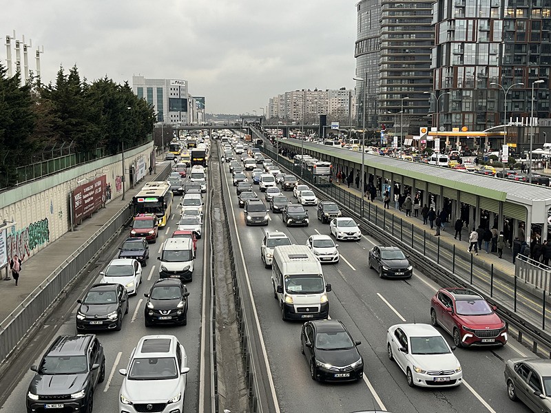 İstanbul trafiğinde son durum: TEM, D-100, 15 Temmuz Şehitler Köprüsü... Yoğunluk yüzde 90'a dayandı-2