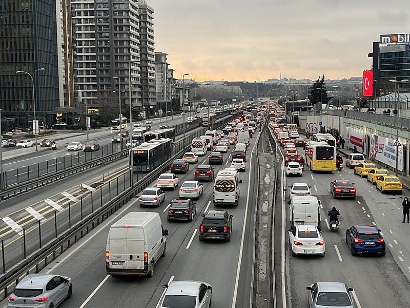 İstanbul trafiğinde son durum: TEM, D-100, 15 Temmuz Şehitler Köprüsü... Yoğunluk yüzde 90'a dayandı-3