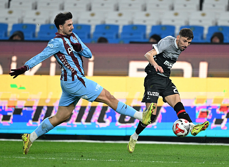 trabzonspor-fatih-karagumruk-super-lig-maci-canli-1772216866563.jpg 3 puanı Nijeryalılar getirdi! Trabzonspor - Fatih Karagümrük: 3-1 | MAÇ SONUCU-5