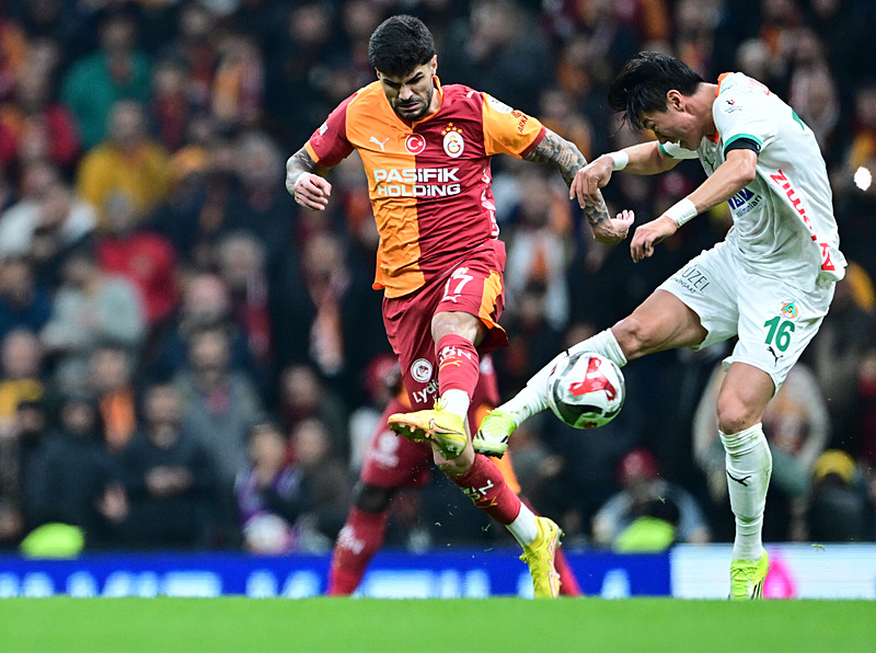 ugurcan-cakir-yilin-golune-engel-oldu-hwang-ui-jodan-inanilmaz-sut-1772303513166.jpg Uğurcan Çakır yılın golüne engel oldu! Hwang Ui-jo'dan inanılmaz şut-4