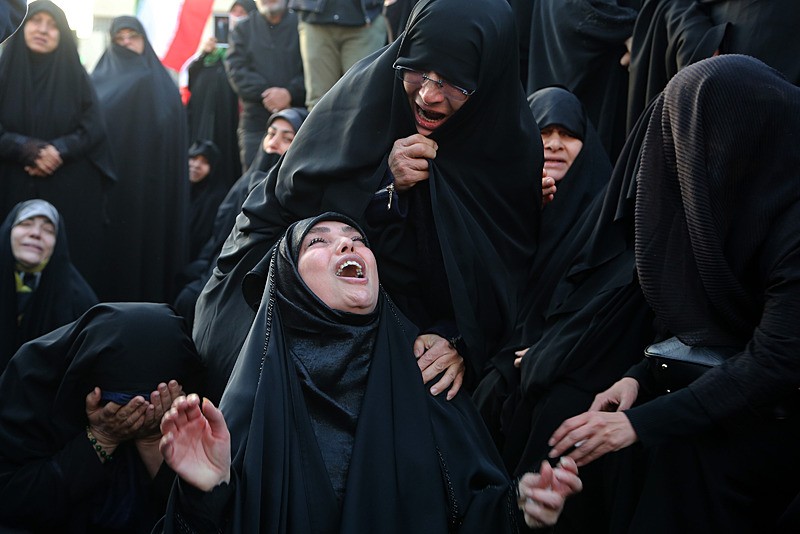 Hamaney'in ölümü sonra İran meydanlara döküldü! Siyah bayrak göndere çekildi | Irak ve Pakistan da karıştı-4