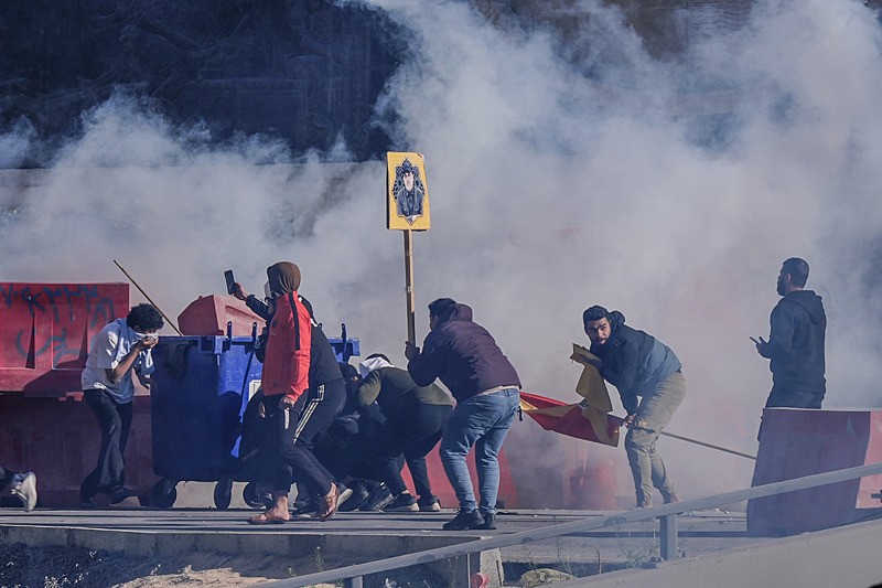 Hamaney'in ölümü sonra İran meydanlara döküldü! Siyah bayrak göndere çekildi | Irak ve Pakistan da karıştı-5