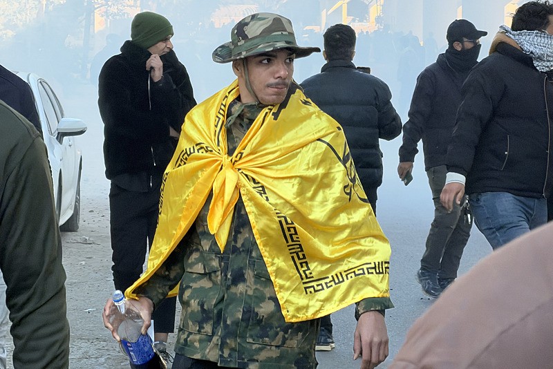 Hamaney'in ölümü sonra İran meydanlara döküldü! Siyah bayrak göndere çekildi | Irak ve Pakistan da karıştı-4