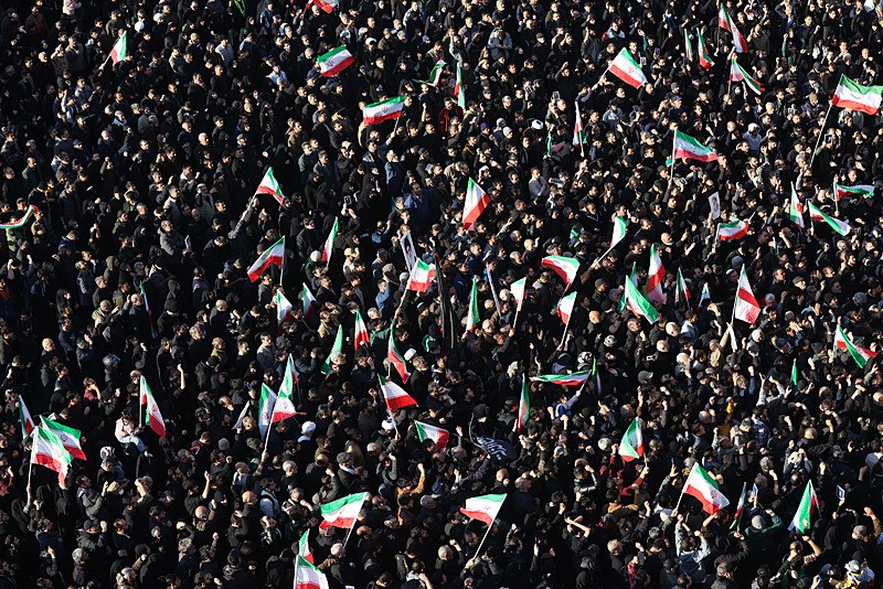 Hamaney'in ölümü sonra İran meydanlara döküldü! Siyah bayrak göndere çekildi | Irak ve Pakistan da karıştı-2