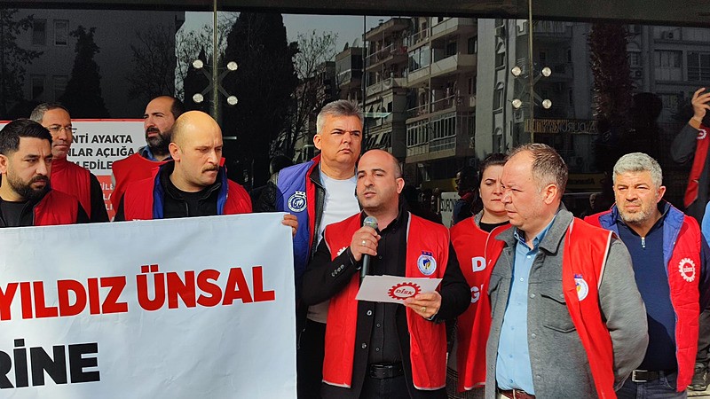 CHP'li Karşıyaka Belediyesi'nde maaş krizi: İşçiler belediye binası önünde toplandı-4