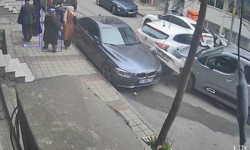 Sultangazi'de yol verme tartışmasında ortalık karıştı: Kaza sonrası araçtan inip kaçtılar-3