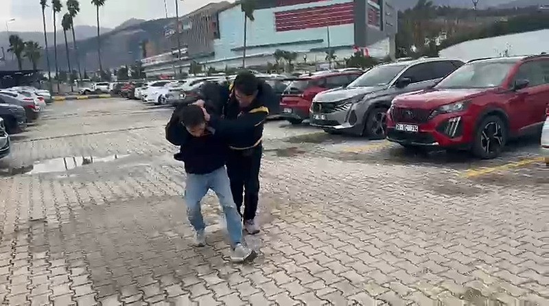 Hatay'da kadınların gizlice fotoğrafını çeken tuvalet sapığı yakalandı-3