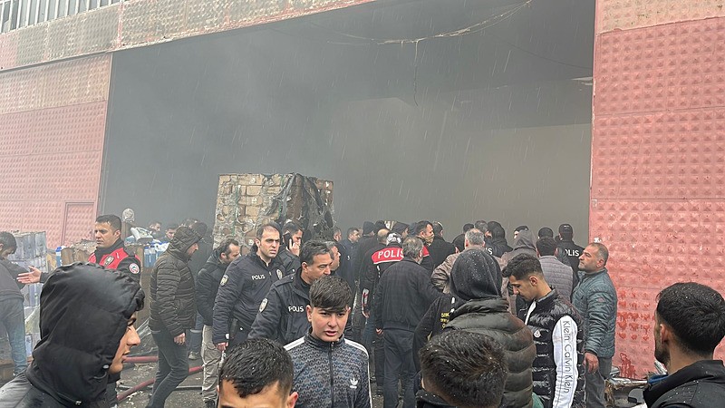 Şanlıurfa'da yanıcı maddelerin bulunduğu depoda yangın: Çevredeki iş yerleri tahliye edildi-2