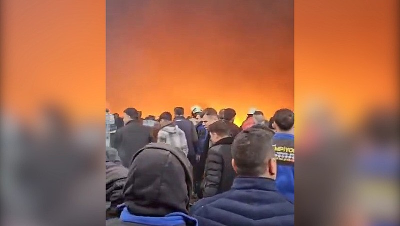 Şanlıurfa'da yanıcı maddelerin bulunduğu depoda yangın: Çevredeki iş yerleri tahliye edildi-3