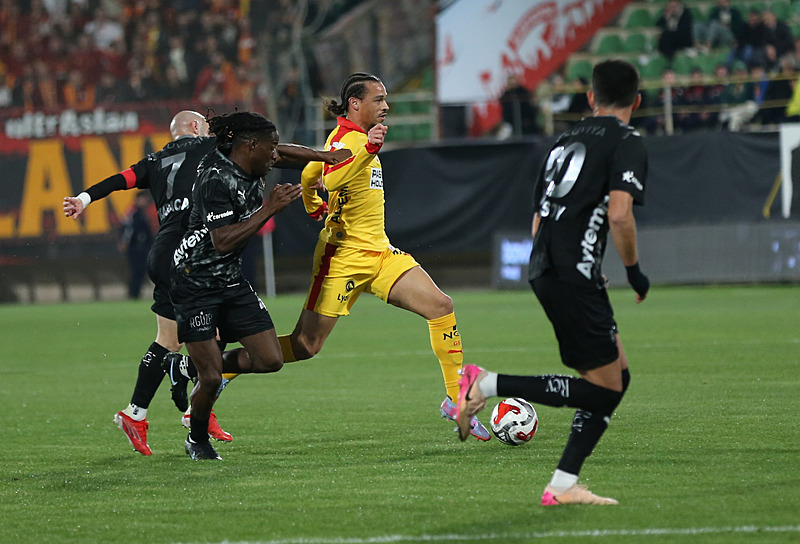 Beşiktaş - Galatasaray derbisinin ilk 11'leri belli oldu-10