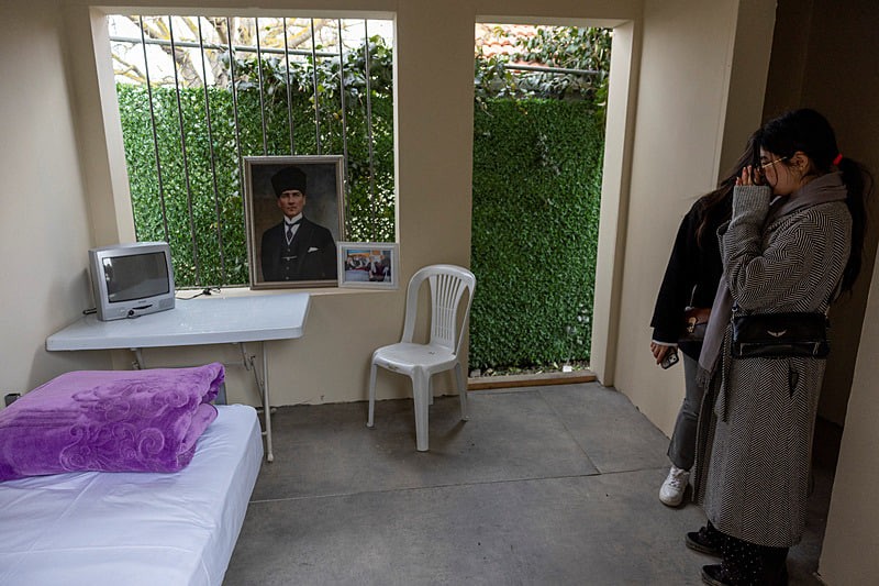 Silivri'de "Ekremci" akıl tutulması! CHP hücreyi türbe yaptı... CHP'liler boş yatağa saygı duruşunda bulundu-3