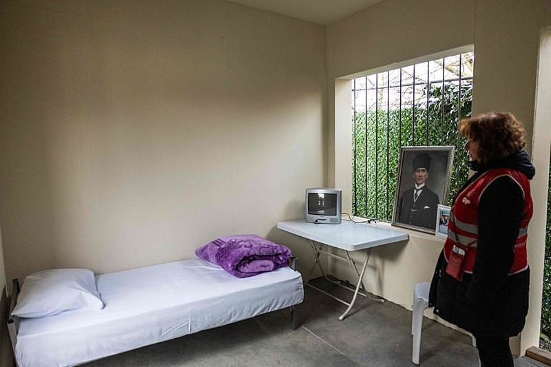 Silivri'de "Ekremci" akıl tutulması! CHP hücreyi türbe yaptı... CHP'liler boş yatağa saygı duruşunda bulundu-4