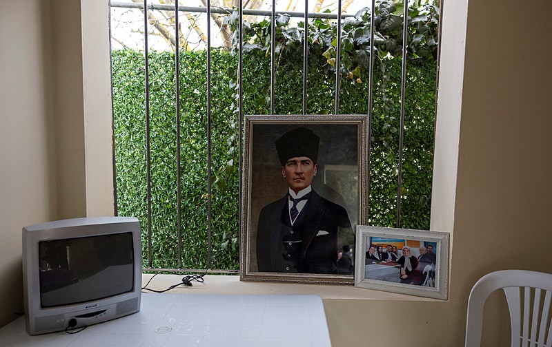 Silivri'de "Ekremci" akıl tutulması! CHP hücreyi türbe yaptı... CHP'liler boş yatağa saygı duruşunda bulundu-4