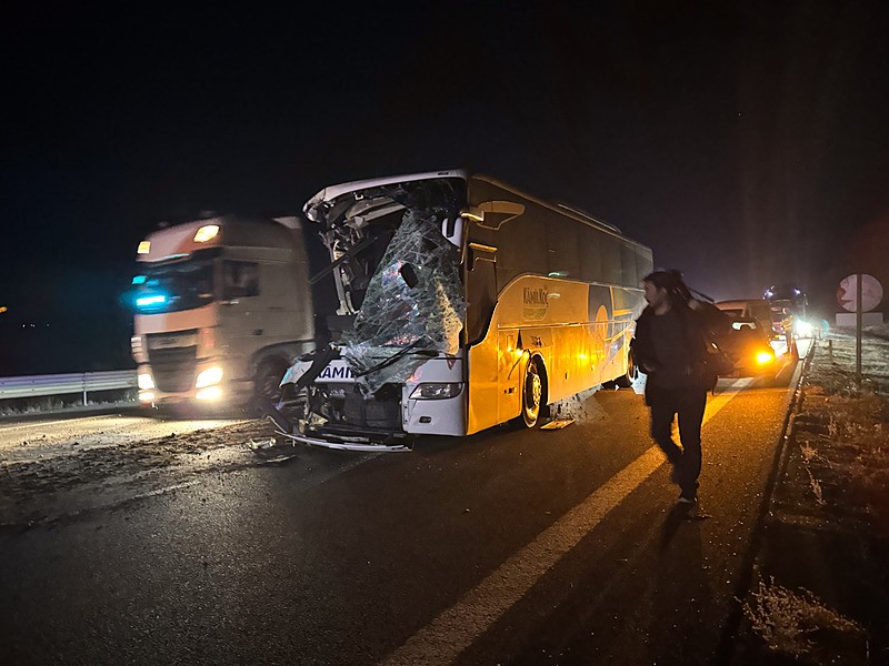 Ankara'da can pazarı! Yolcu otobüsü TIR'a çarptı: 1 ölü 15 yaralı-3