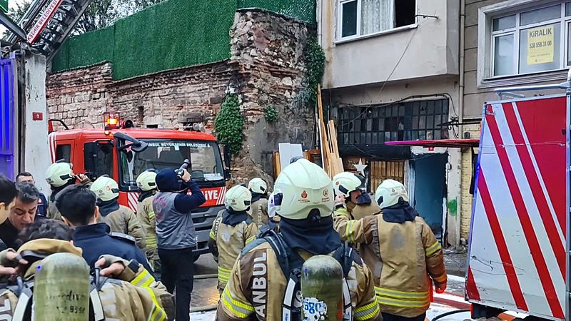 fatihte-2-katli-binada-yangin-mahsur-kalanlar-var-ekipler-mudahale-ediyor-1773467122588.jpeg Fatih’te 2 katlı binada yangın: 1 kişi hayatını kaybetti, yaralılar var-3