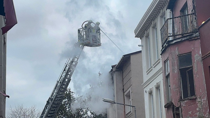 fatihte-2-katli-binada-yangin-mahsur-kalanlar-var-ekipler-mudahale-ediyor-1773467781724.jpeg Fatih’te 2 katlı binada yangın: 1 kişi hayatını kaybetti, yaralılar var-5