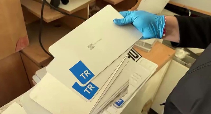 Adana’da sahte plaka avı: APP plaka basan 4 kişi tutuklandı-2