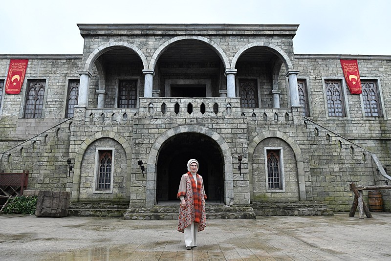 Emine Erdoğan'dan Kuruluş Orhan setine ziyaret | Batı'ya Gazze tepkisi: Soykırımı film izler gibi izlediler-3