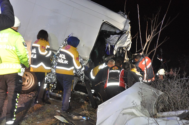 Edirne’de feci kaza: TIR’a çarpan kamyonetteki 2 kişi hayatını kaybetti-2