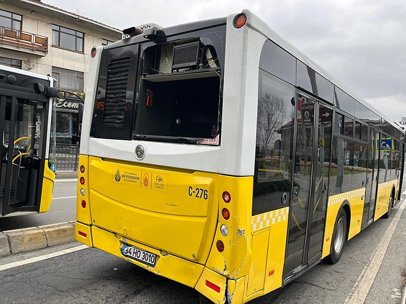 Üsküdar'da İETT kazası: Durakta çarpıştılar-3