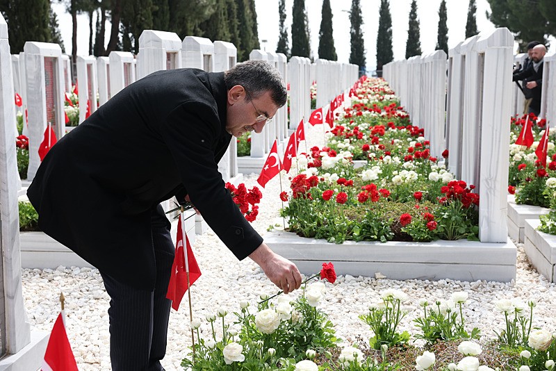 Şehitler Abidesi'nde Çanakkale Deniz Zaferi'nin 111. yıl dönümü anıldı-6