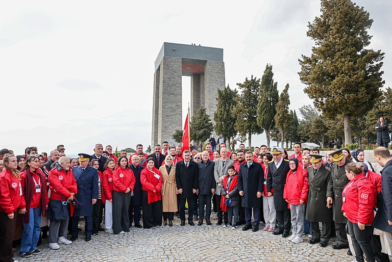 Şehitler Abidesi'nde Çanakkale Deniz Zaferi'nin 111. yıl dönümü anıldı-3
