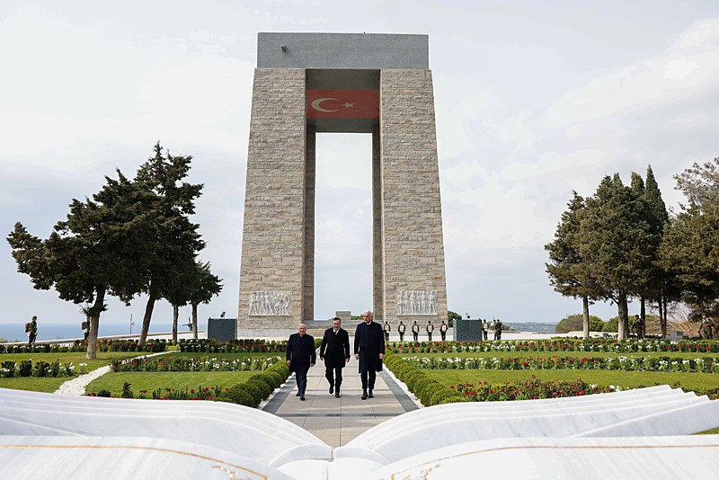 Şehitler Abidesi'nde Çanakkale Deniz Zaferi'nin 111. yıl dönümü anıldı-7