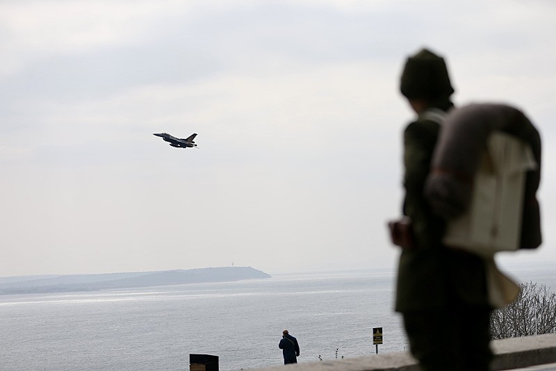 Şehitler Abidesi'nde Çanakkale Deniz Zaferi'nin 111. yıl dönümü anıldı-4