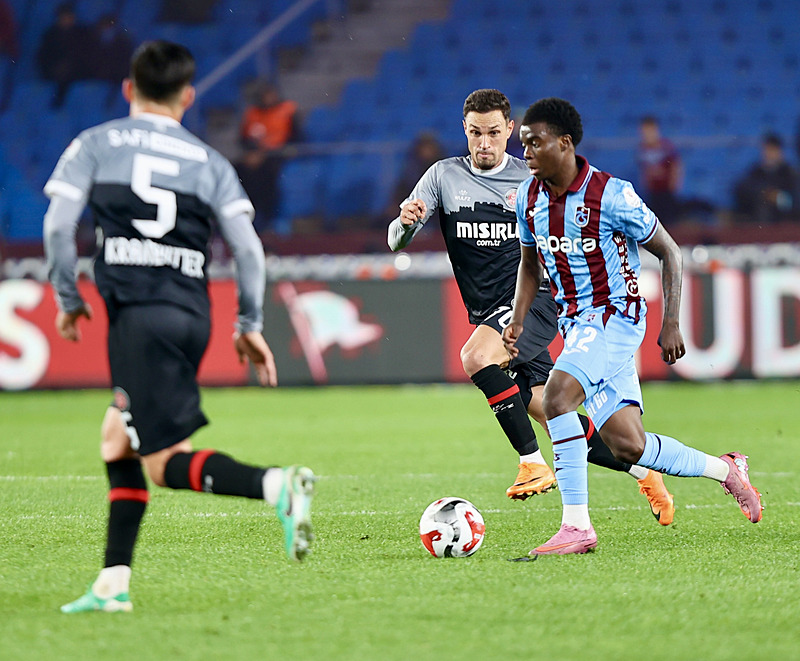 Trabzonspor'a Galatasaray derbisi öncesi kötü haber: Christ Inao Oulai cezalı-2