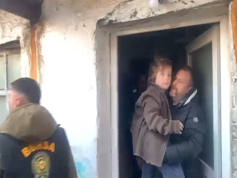 Bursa'da 7 yıl saklanan Nazar ve Alman annesi DNA testi için Adli Tıp'ta buluştu-3