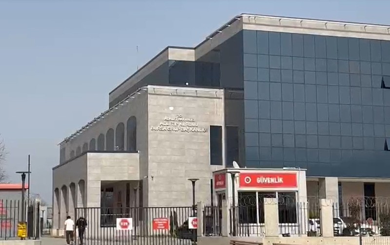 Bursa'da 7 yıl saklanan Nazar ve Alman annesi DNA testi için Adli Tıp'ta buluştu-4