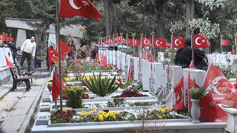 Bayram öncesi Edirnekapı şehitliğine akın: Vatan sağ olsun diyoruz-3