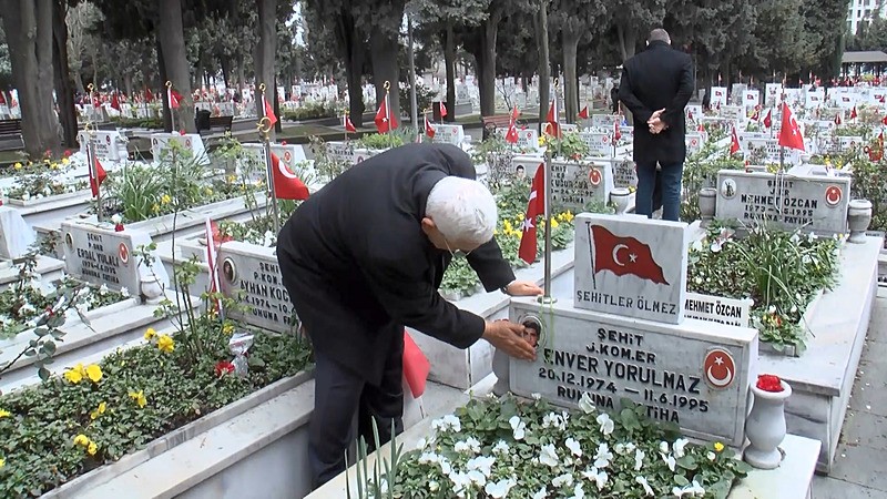 Bayram öncesi Edirnekapı şehitliğine akın: Vatan sağ olsun diyoruz-4