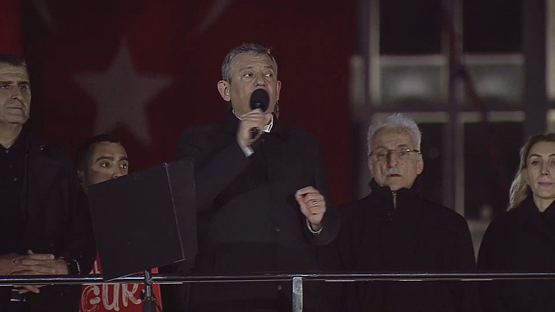 CHP'den Saraçhane vandalizmi! Özgür Özel Başkan Erdoğan'a hakaret etti | Taşımalı mitingde hem LGBT hem de "DHKP-C" izleri-2