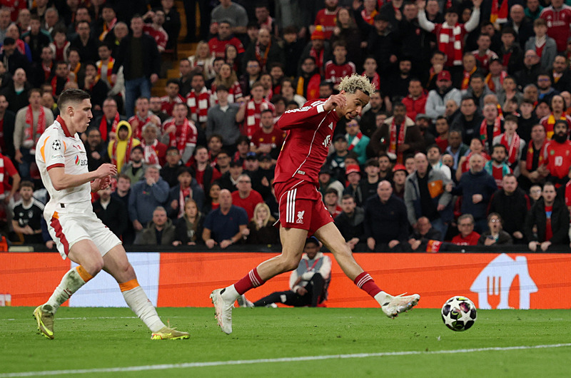 Galatasaray Şampiyonlar Ligi'nde Liverpool'a elendi: 4-0-3