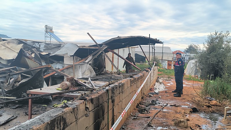 Antalya'da prefabrik ev alevlere teslim oldu: 7 aylık hamile anne ve 5 çocuğu can verdi-2