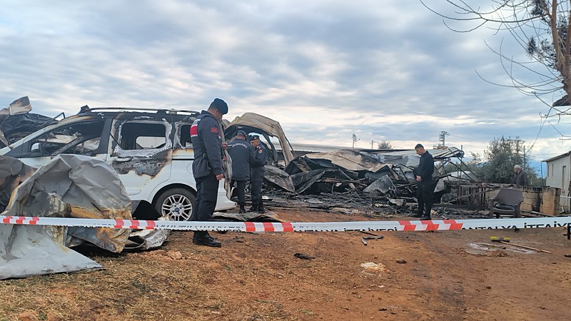 Antalya'da prefabrik ev alevlere teslim oldu: 7 aylık hamile anne ve 5 çocuğu can verdi-4