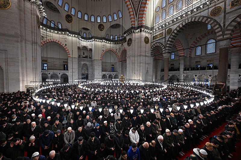 İstanbul'da camiler doldu: Vatandaşlar bayram namazı için saf tuttu-3