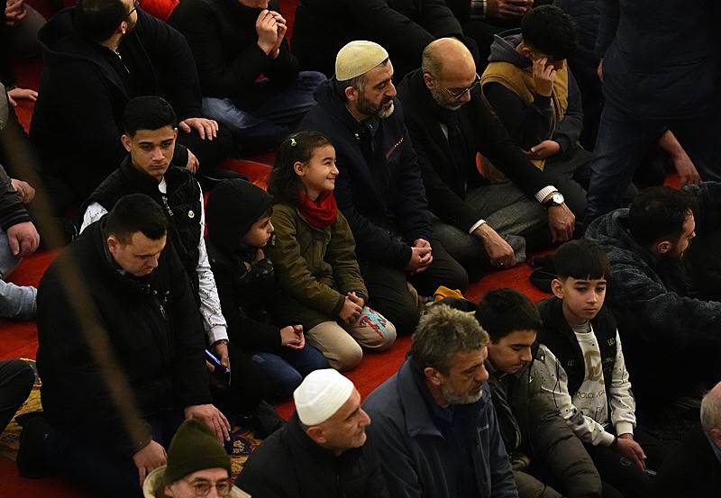 İstanbul'da camiler doldu: Vatandaşlar bayram namazı için saf tuttu-7