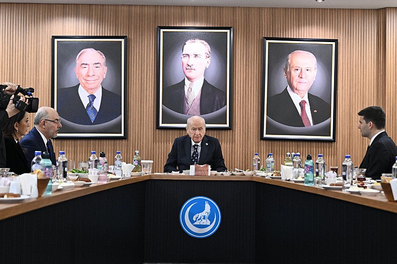 1774002555659.jpeg MHP lideri Bahçeli Ülkü Ocakları'nı ziyaret etti: Gençlerle bayramlaştı-2