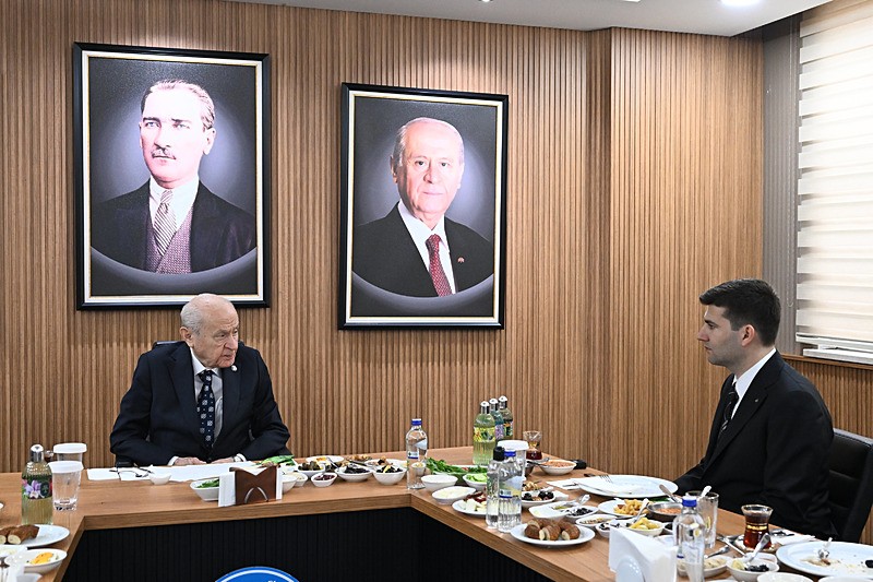 1774002618658.jpeg MHP lideri Bahçeli Ülkü Ocakları'nı ziyaret etti: Gençlerle bayramlaştı-4