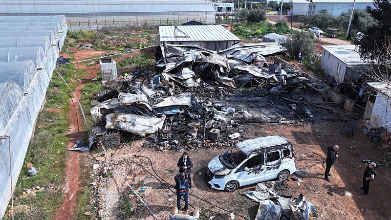 Antalya'da prefabrik ev alevlere teslim oldu: 7 aylık hamile anne ve 5 çocuğu can verdi-3
