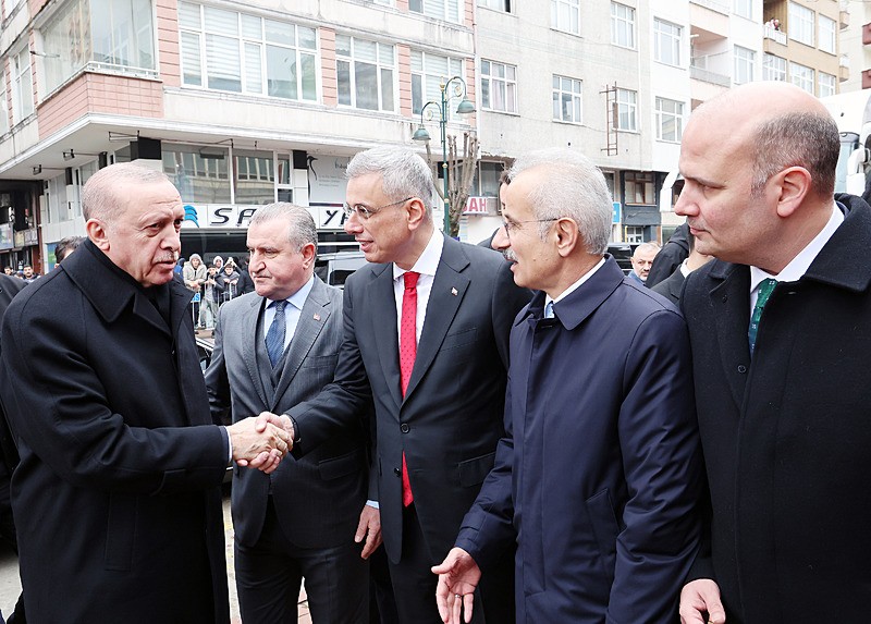 baskan-erdogan-cuma-namazini-rizede-merkez-sahil-camisinde-kildi-1774011105931.jpeg Başkan Erdoğan, cuma namazını Rize'de Merkez Sahil Camisi'nde kıldı-2