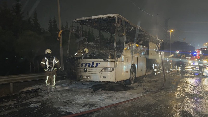 esenlerde-otobus-yangini-facia-teget-gecti-1774040285271.jpeg Esenler’de yolcu otobüsü alevlere teslim oldu-3