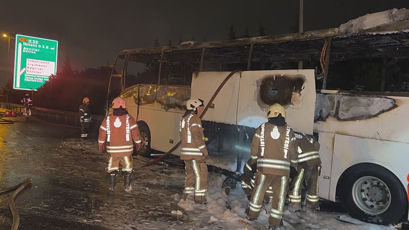 esenlerde-otobus-yangini-facia-teget-gecti-1774040349500.jpeg Esenler’de yolcu otobüsü alevlere teslim oldu-4
