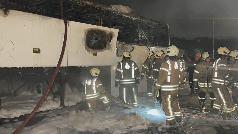 esenlerde-otobus-yangini-facia-teget-gecti-1774040357743.jpeg Esenler’de yolcu otobüsü alevlere teslim oldu-4