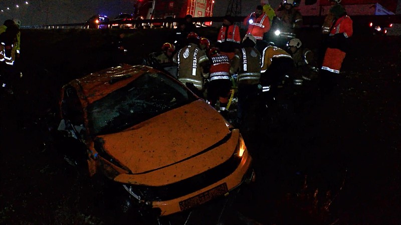 Pendik-Kurtköy yolunda kontrolden çıkan taksi kanala uçtu: 3 ölü,1 yaralı-3