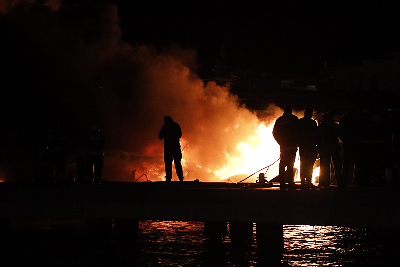 bodrumda-milyonlar-yandi-tekneler-alev-alev-1774065103915.jpeg Bodrum'da milyonlar yandı: Tekneler alev alev!-3