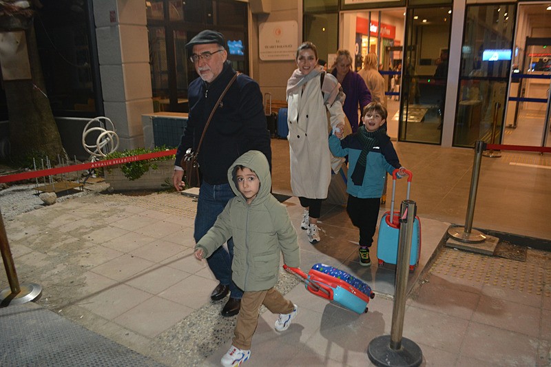 1774169690220.jpeg Midilli'de mahsur kalan Türk tatilciler yurda döndü: Şap isyanı 4 saat sonra bitti-7