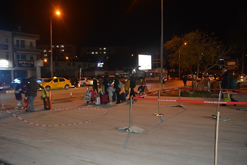 1774169713231.jpeg Midilli'de mahsur kalan Türk tatilciler yurda döndü: Şap isyanı 4 saat sonra bitti-8